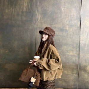 아름다움 라드. 디자인 센스 레트로 스타일 커피 색상 스탠드 칼라 스웨이드 짧은 여성 코트 가을 겨울 느슨함 센스 프로필 모양 재킷 맨위