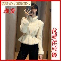 가을 겨울 베이지 색 플리스 여성 코트 2025 새로운 자이언트 잘 생긴 고유 한 아름다운 품격 작은 샤넬 스타일 꼬집기 허리 위로 의류