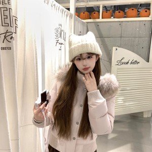 표준 화이트 덕 다운 슬림해 보이는 네리 털이 있는 다운 재킷 너구리 모피